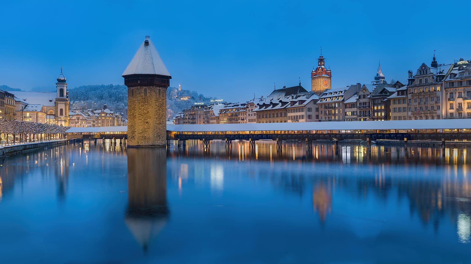 Kapellbrücke mit Wasserturm über der Reuss in der Stadt Luzern