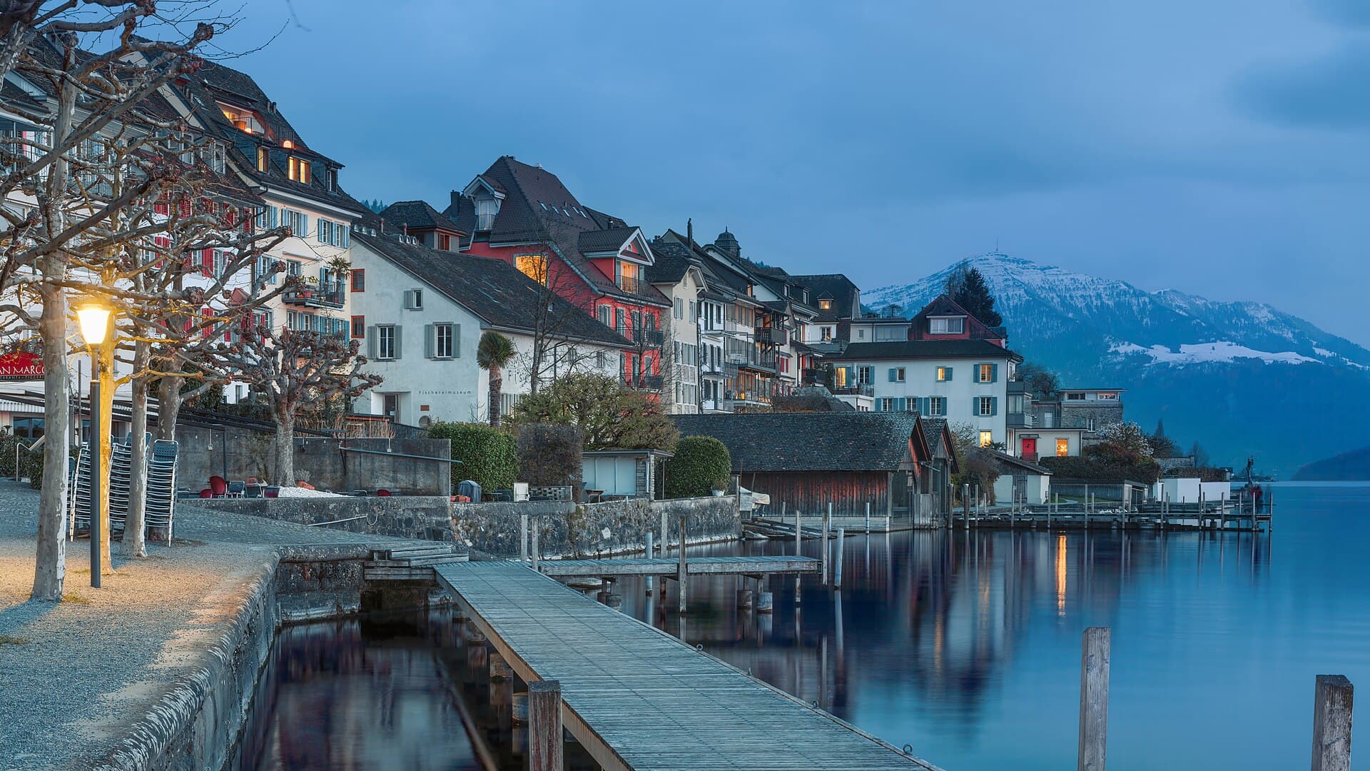 Altstadt von Zug am Zugersee zur blauen Stunde, im Hintergrund die Rigi