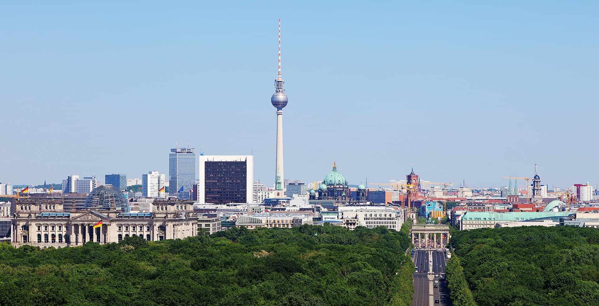 Blick über die Berliner Innenstadt mit Reichstag, Fernsehturm, Berliner Dom und Brandenburger Tor