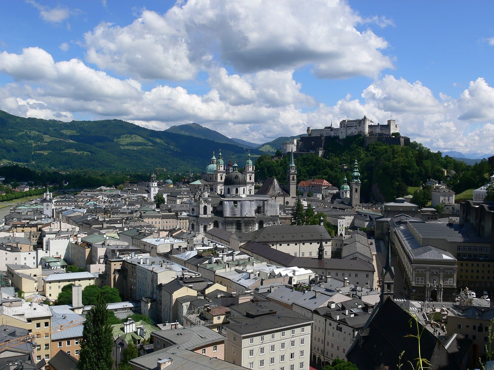 Blick vom Mönchsberg über die Salzburger Altstadt mit Salzach, Dom und Festung Hohensalzburg