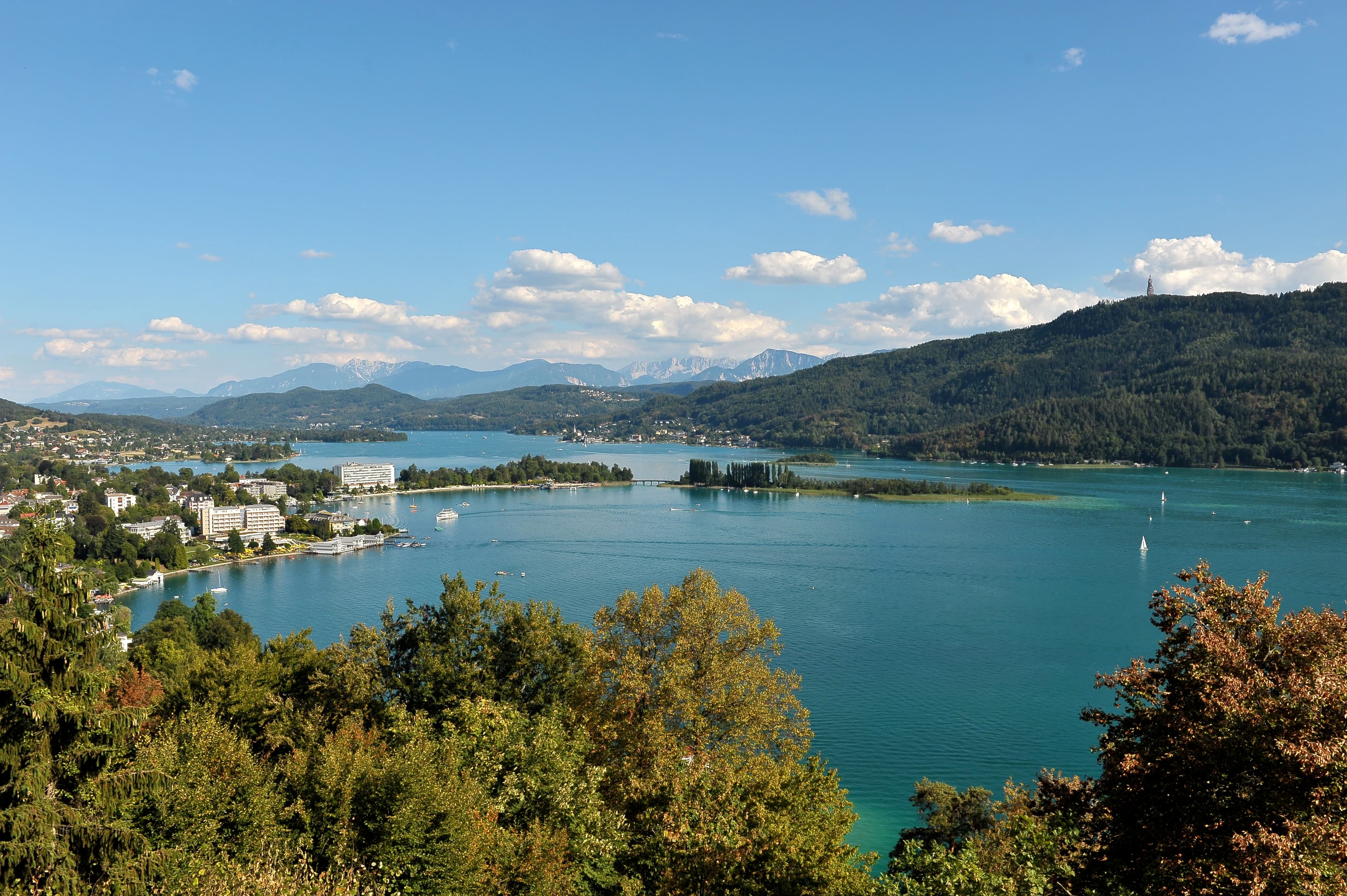 Blick auf den Wörthersee bei Pörtschach in Kärnten, Panorama von der Halbinsel mit Hoher Gloriette