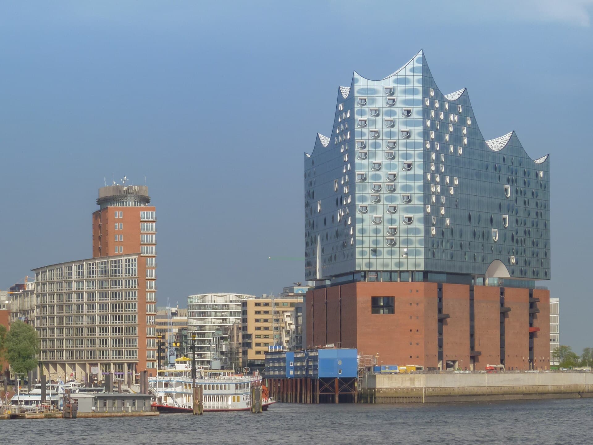 Luftaufnahme der Hamburger HafenCity mit Elbphilharmonie, Speicherstadt und Elbe