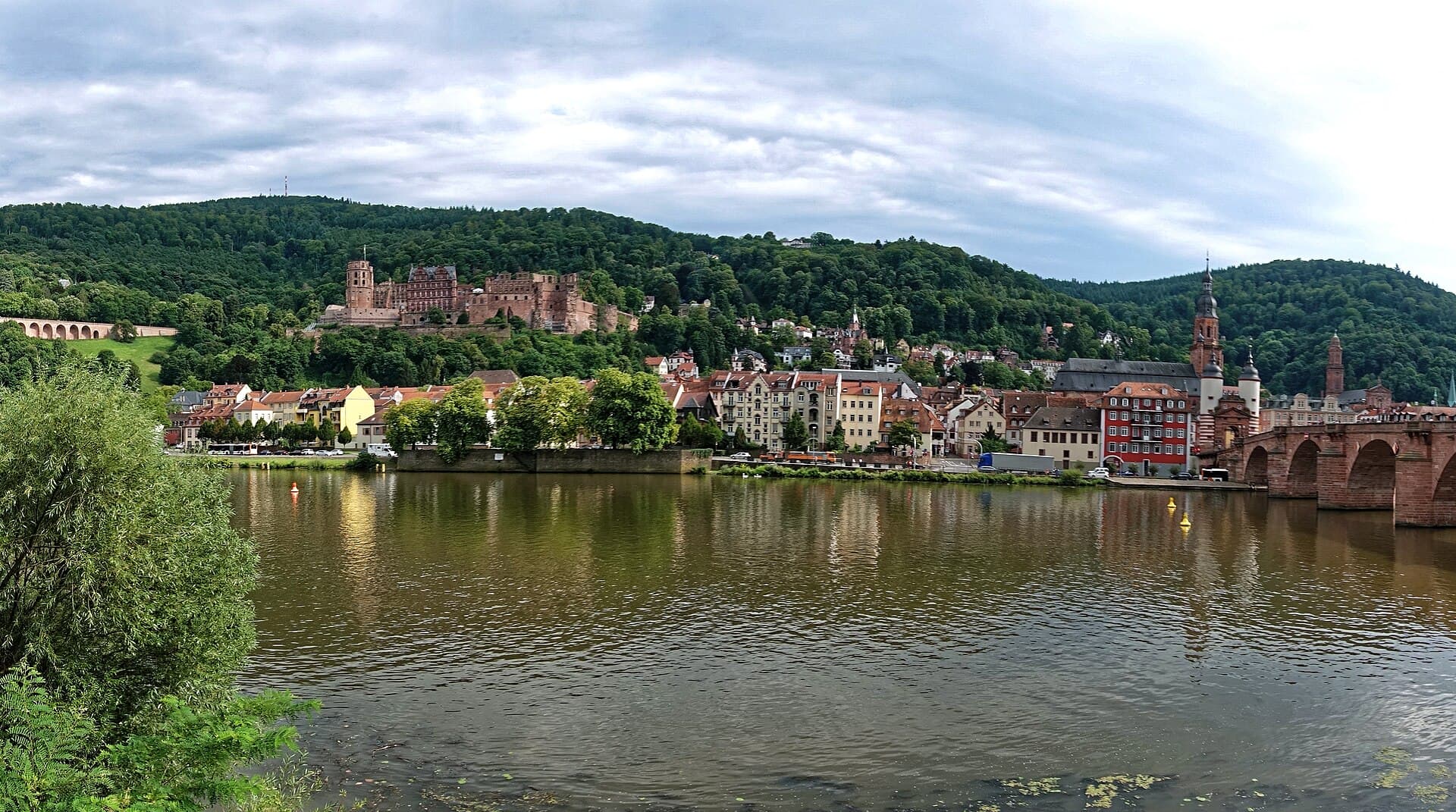 Blick über Heidelberg mit Alter Brücke, Altstadt und Schloss über dem Neckar