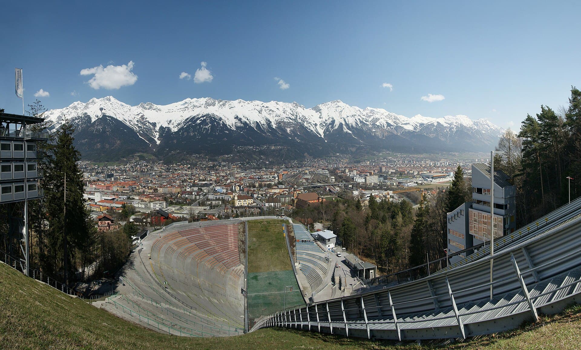 Blick über die Dächer von Innsbruck auf die Nordkette in Tirol