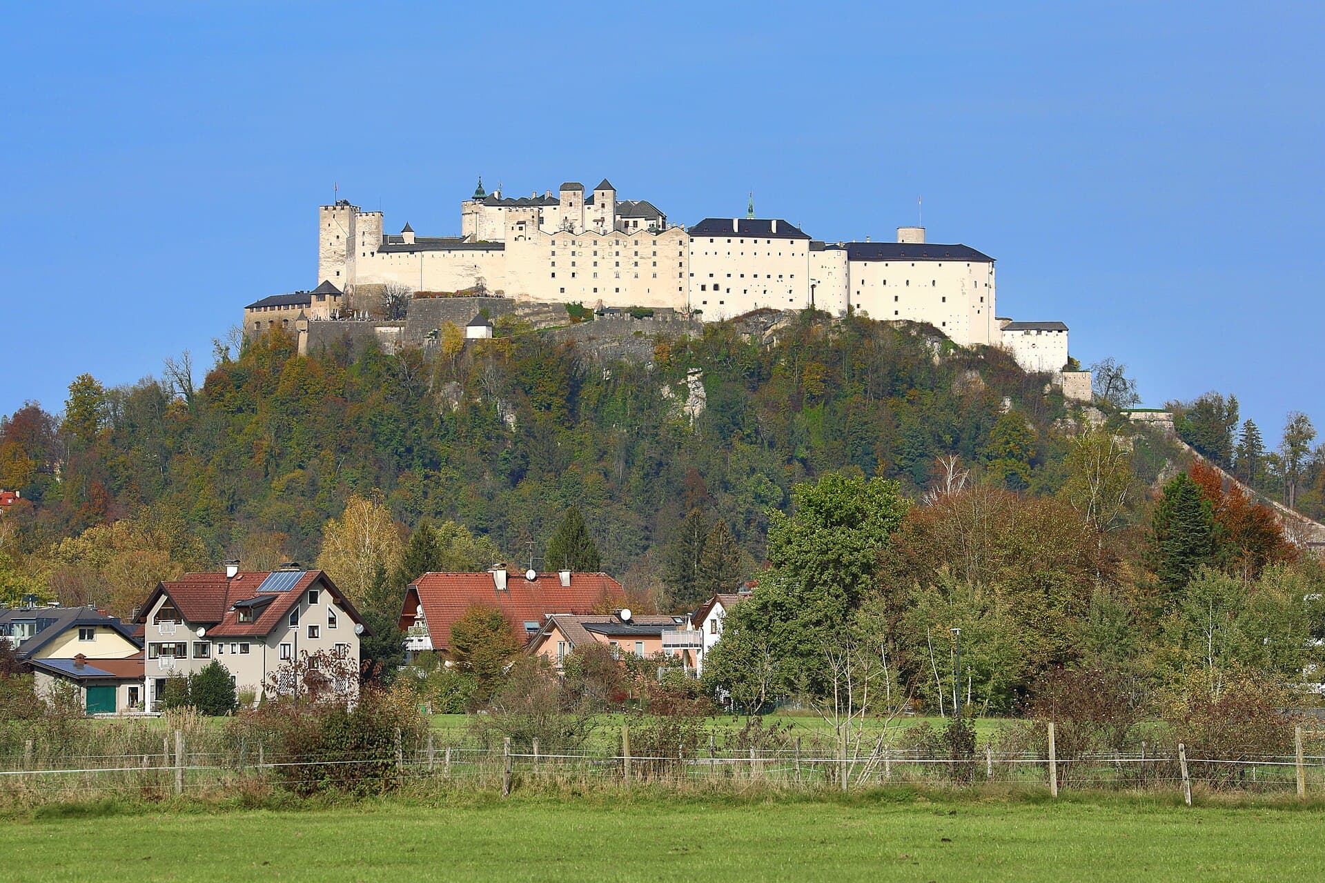 Blick auf die Festung Hohensalzburg über den Dächern der Salzburger Altstadt