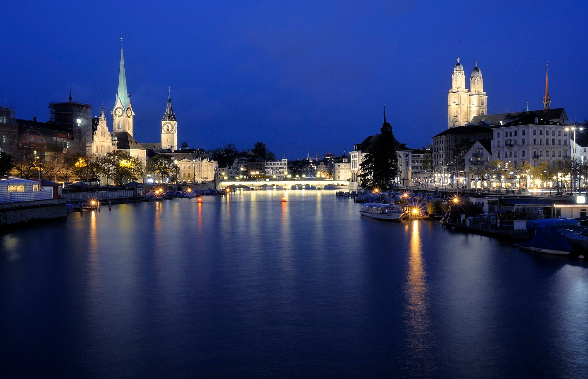 Blick über die Limmat auf die Zürcher Innenstadt mit Altstadt und Skyline