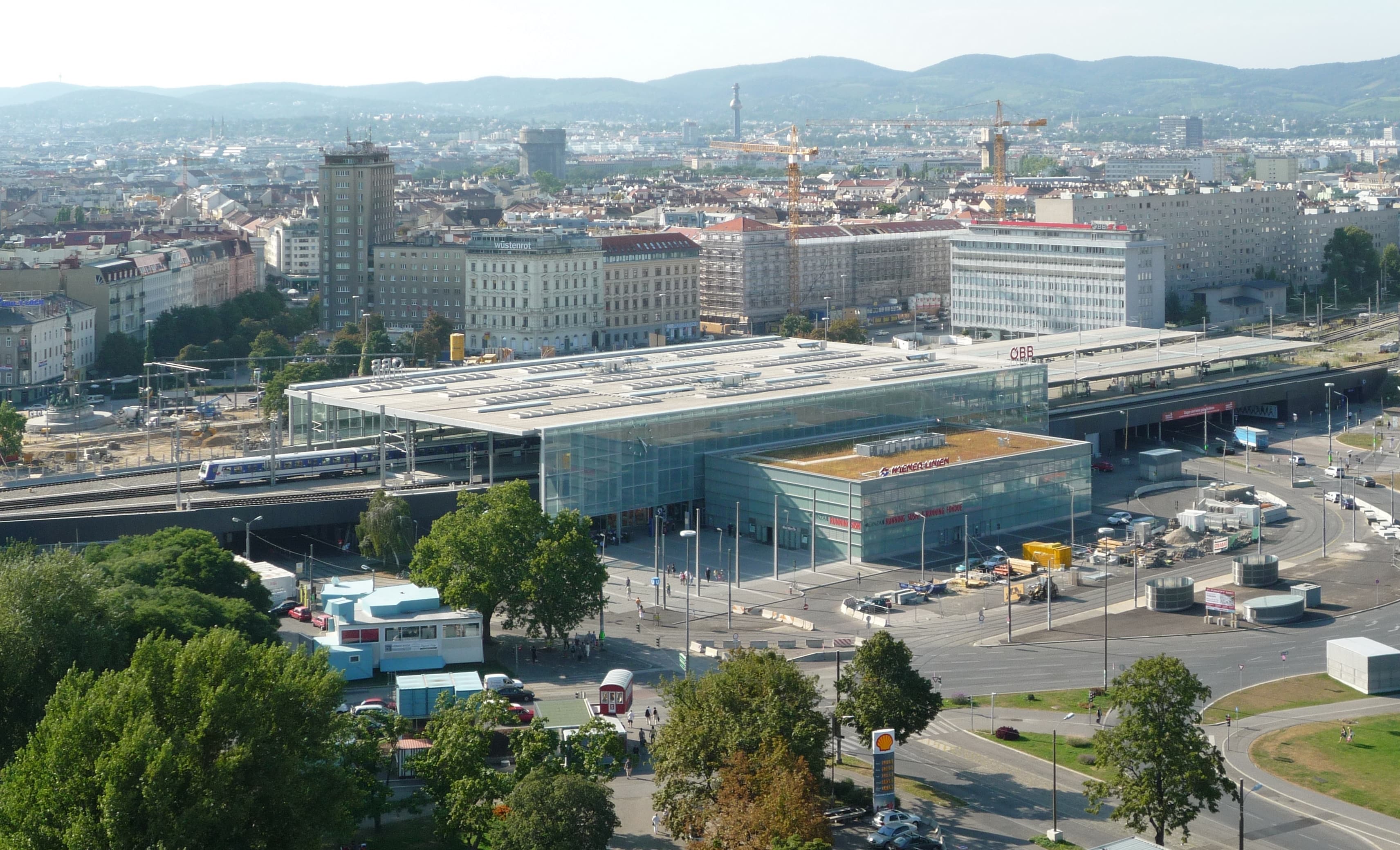 Blick vom Wiener Riesenrad auf den Bahnhof Wien Praterstern und die Dächer der Leopoldstadt