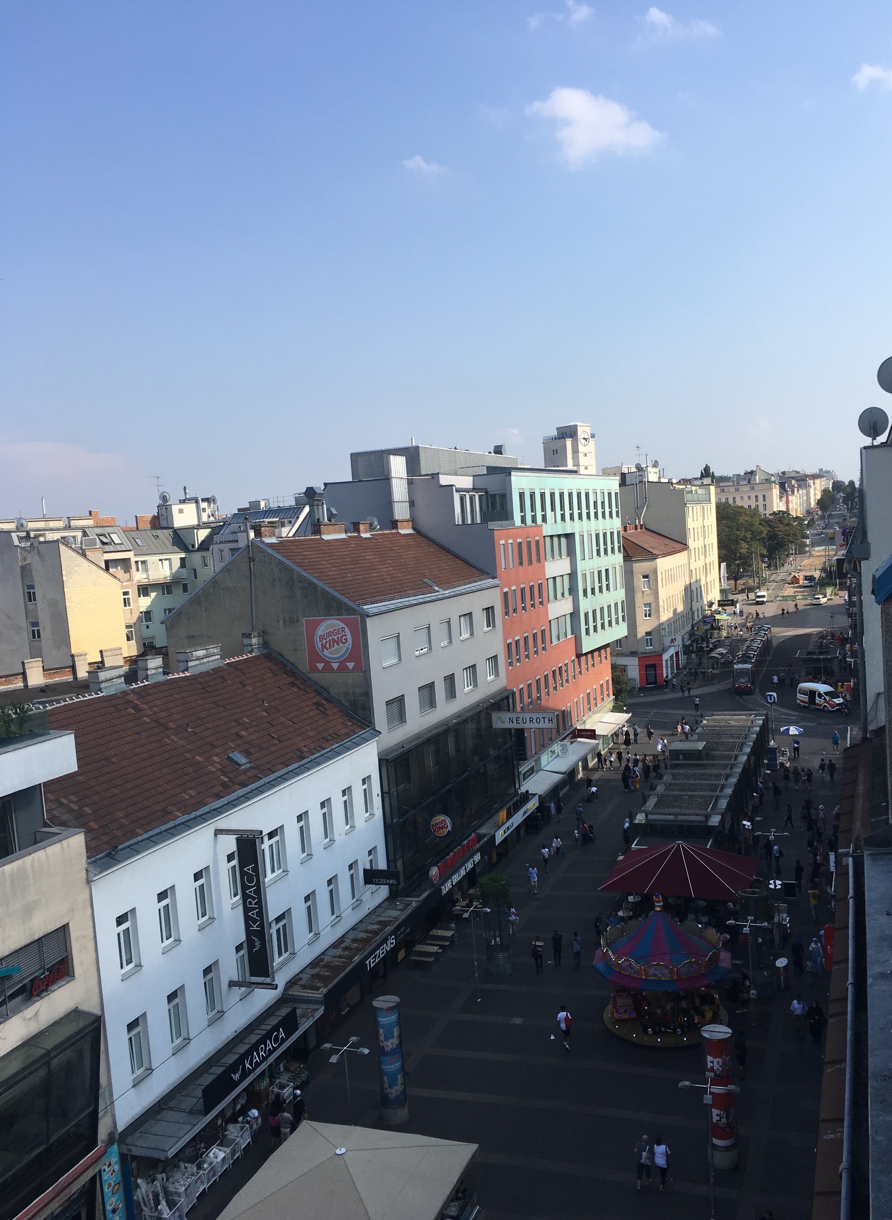 Fussgängerzone in der Favoritenstrasse, der zentralen Einkaufsstrasse im 10. Wiener Gemeindebezirk Favoriten