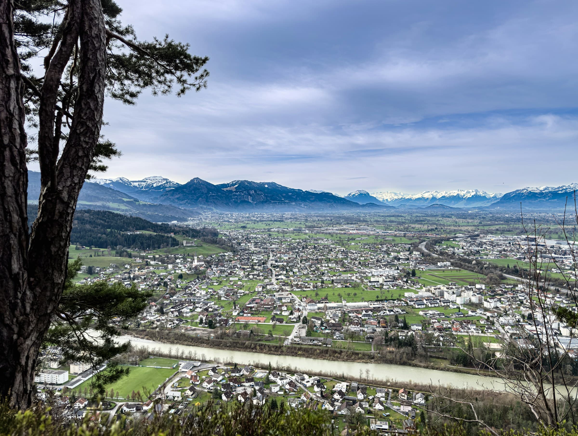 Blick vom Gebhardsberg über Bregenz und das Vorarlberger Rheintal mit Alpenkulisse im Hintergrund